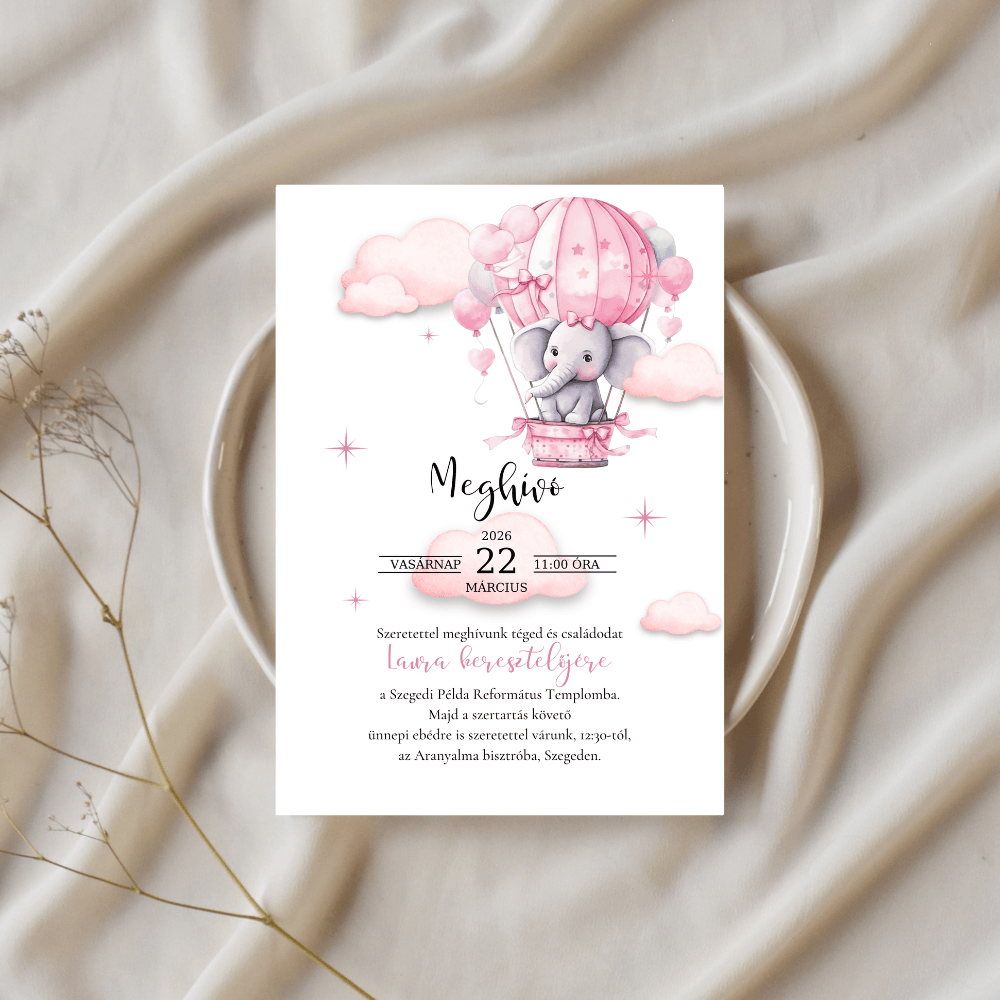 Pasztell rózsaszín keresztelői meghívó hőlégballonban ülő elefánttal, fehér kerámia tálcán és szárazvirág dekorációval.
