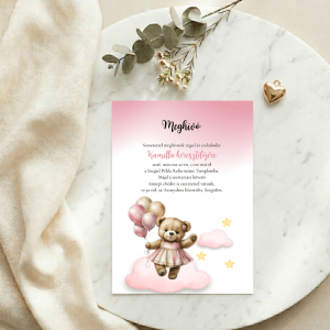Rózsaszín lufis kismaci meghívó fehér márvány tálcán, arany kiegészítőkkel.