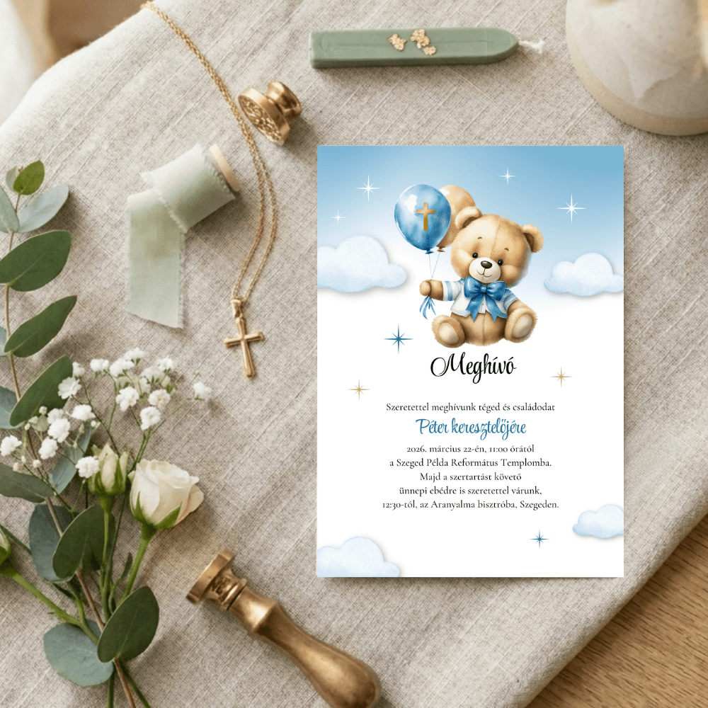 Felhős kismaci keresztelői meghívó fa asztalon, viaszpecsét kiegészítőkkel, fehér rózsával és zöld kiegészítőkkel.