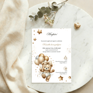 Csillagos masnis maci keresztelői meghívó arany csillagokkal és bézs lufikkal, márványlapon.