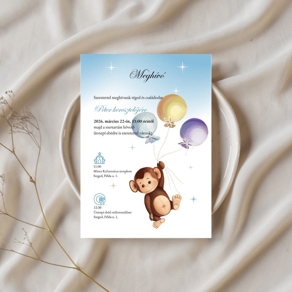 Aranyos majmos keresztelői meghívó kék háttérrel és lufikkal, fehér tálcán prezentálva, szárazvirág díszítéssel.