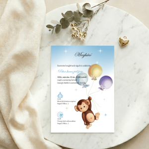 Keresztelői meghívó majom figurával és lufikkal, elegáns környezetben, márvány felületen, arany szív dekorációval.