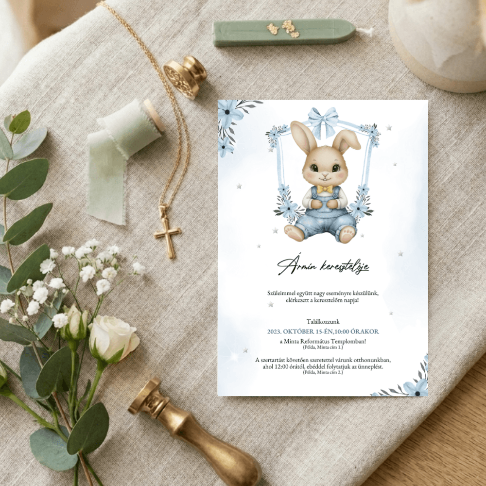 Nyuszis kisfiú meghívó keresztelőre, szülinapra fa asztalon, fehér rózsával, kereszttel és viaszpecsét kiegészítőkkel.