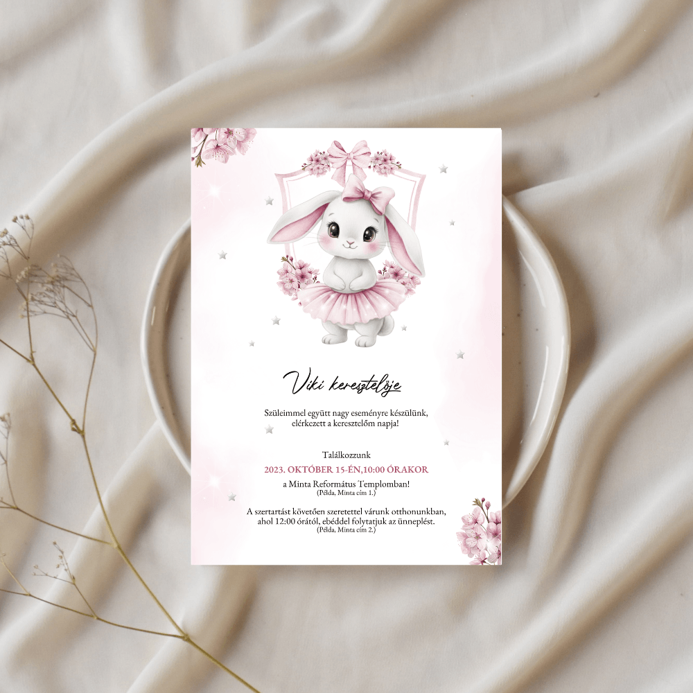 Nyuszilányos kislány meghívó selymes, hullámos textúrájú háttéren és porcelán tányéron prezentálva.