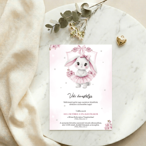 Tündéri nyuszilányos meghívó márvány felületen, arany szív kiegészítővel és selyem drapériával prezentálva.
