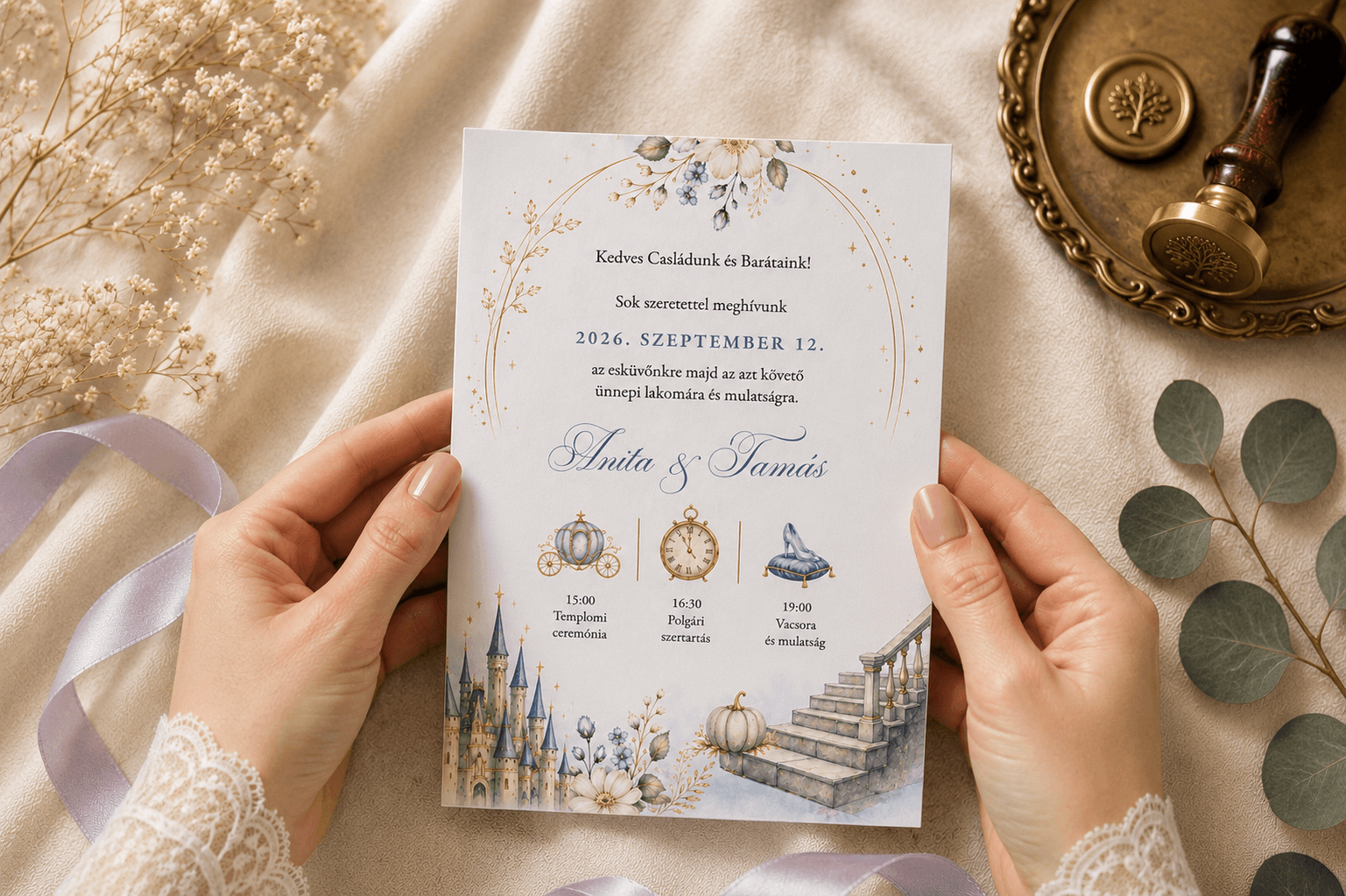 Mesebeli kastélyos esküvői meghívó akvarell designnal és romantikus arany díszítéssel.