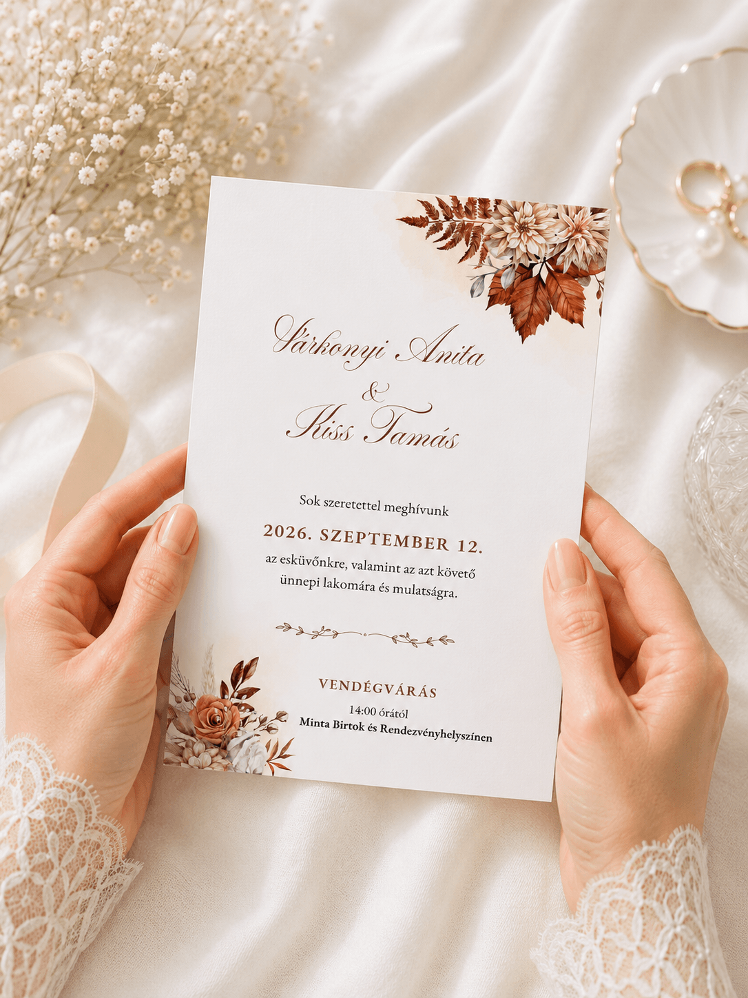 Elegáns őszi esküvői meghívó akvarell virágokkal, természetes földszínekkel és letisztult megjelenéssel.